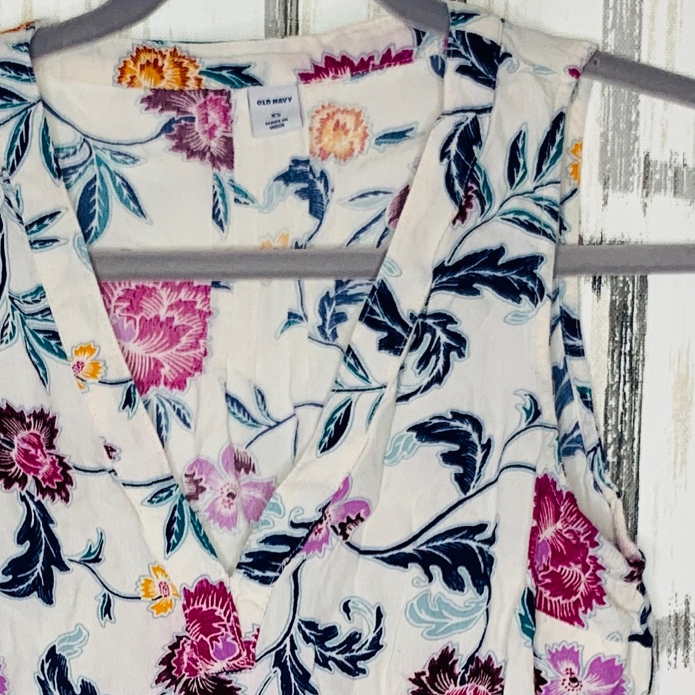 Old Navy V-Neck Sleeveless Blouse